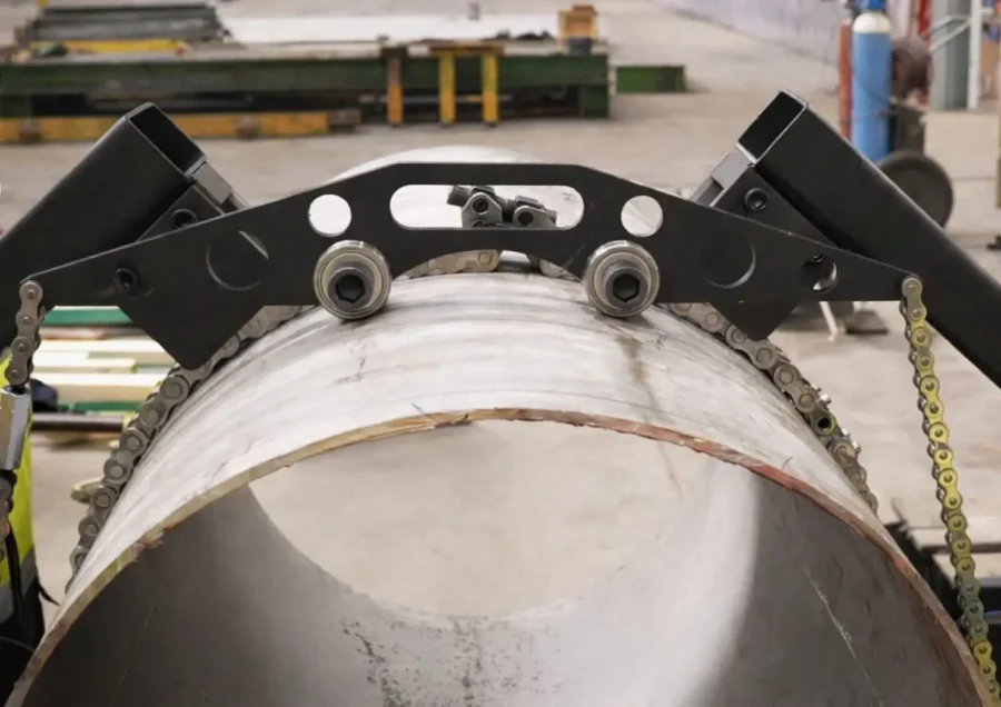 Chain positioning arms holding pipe