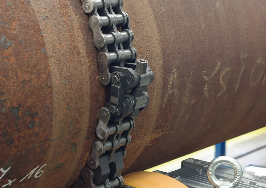 Adjustable chain mounted on pipe