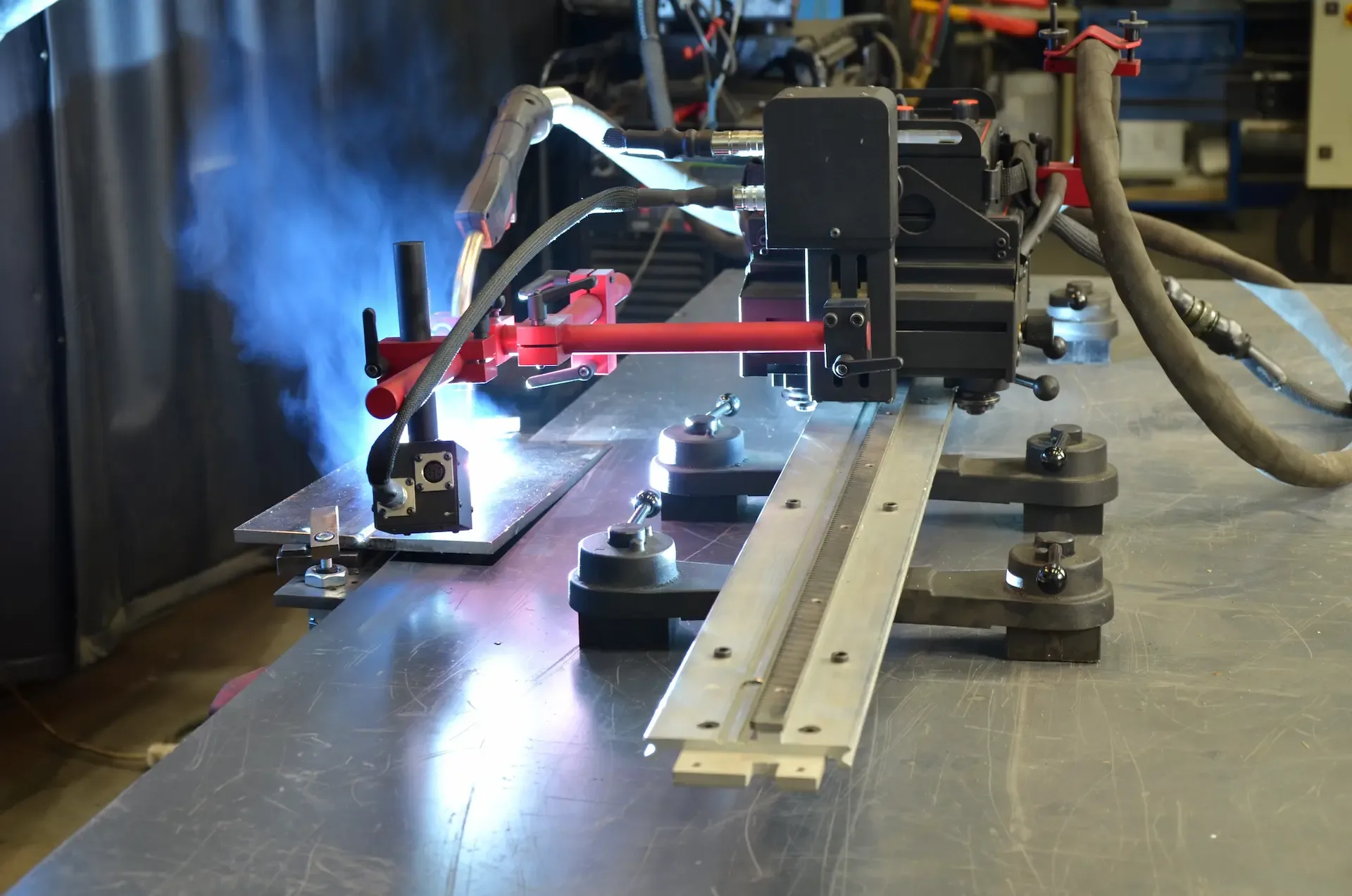 PROMOTECH RAIL BULL welding tractor on the semi-flexible track